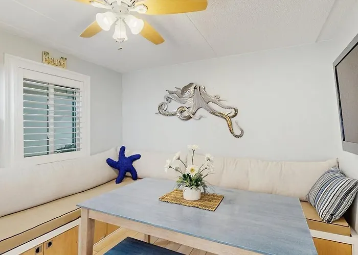 Holiday home Gorgeous Beachfront With Balcony Pools Gym & Game
