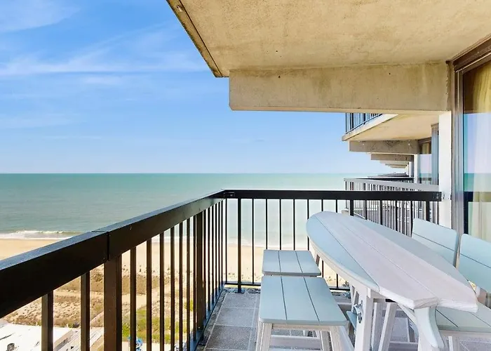 Gorgeous Beachfront With Balcony Pools Gym & Game Holiday home