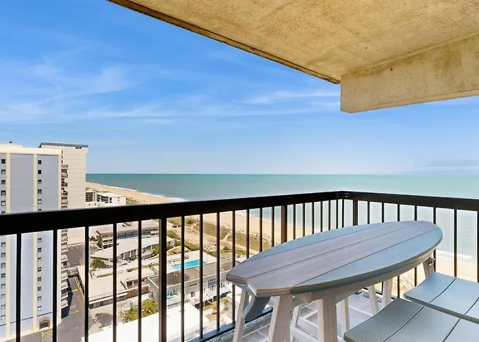 Holiday home Gorgeous Beachfront With Balcony Pools Gym & Game *